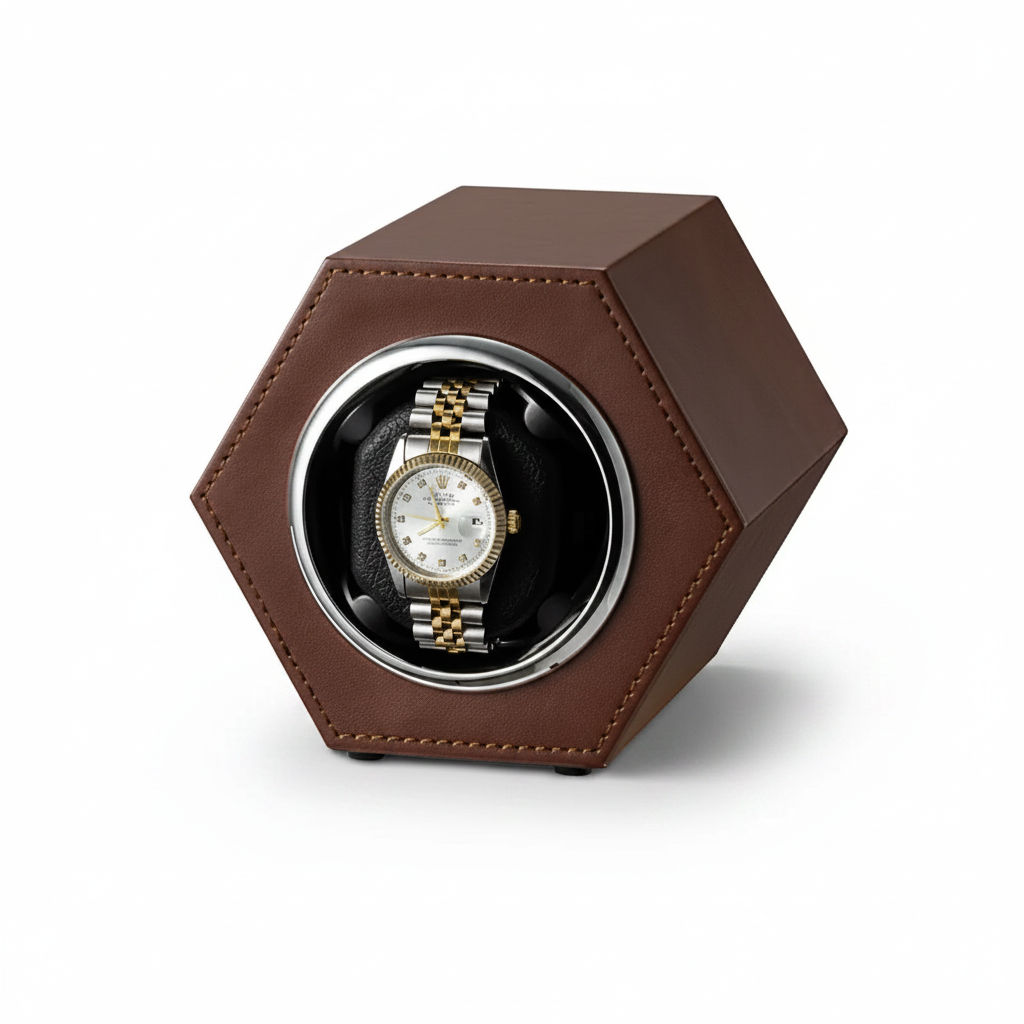 Remontoir de montre hexagonal en cuir végan marron avec une montre automatique bicolore sur fond blanc.