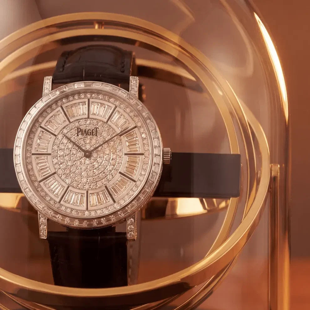 Remontoir automatique Astronome Doré en acier inoxydable avec cloche en verre pour une montre de luxe.