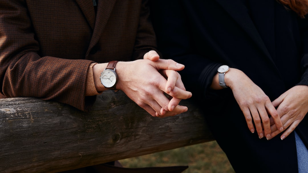 Comment s'appelle ce qui tient le bracelet d'une montre ?