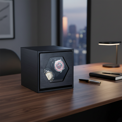 Remontoir Cube Prestige noir en aluminium avec deux emplacements pour montres automatiques sur un bureau en bois.