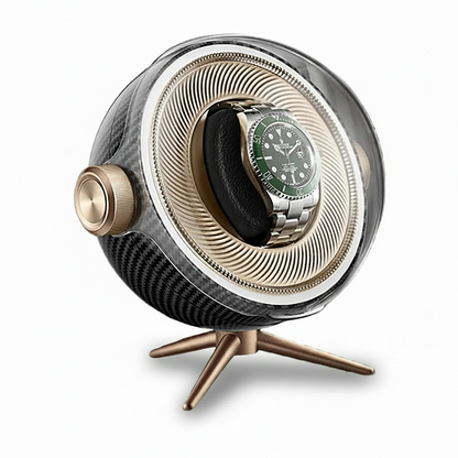 Remontoir montre Tripode Solo Carbone noir effet fibre de carbone avec support doré et montre automatique sur fond blanc.