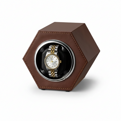 Remontoir de montre hexagonal en cuir végan marron avec une montre automatique bicolore sur fond blanc.