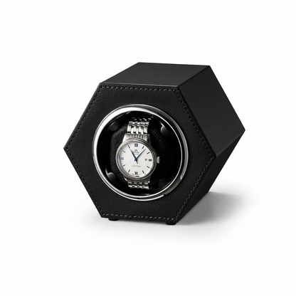 Remontoir de montre hexagonal noir en cuir végan avec une montre automatique à cadran blanc sur fond blanc.