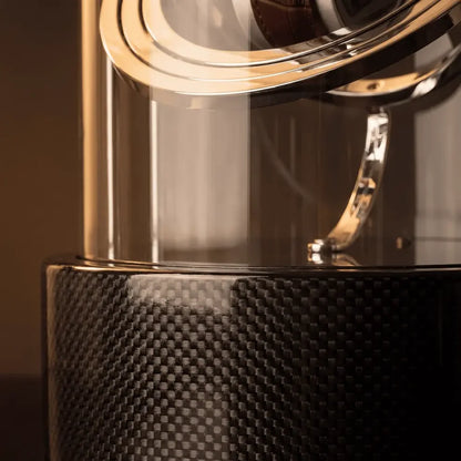 Remontoir Astronome Comète noir en fibre de carbone avec dôme en verre et détails métalliques argentés pour montre automatique.