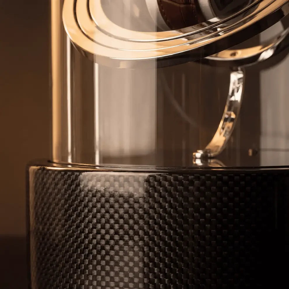 Remontoir Astronome Comète noir en fibre de carbone avec dôme en verre et détails métalliques argentés pour montre automatique.