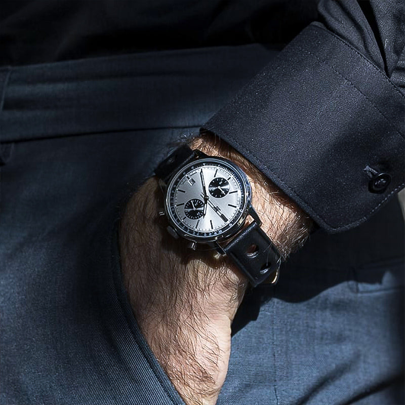 homme classe moderne montre le remontoir 