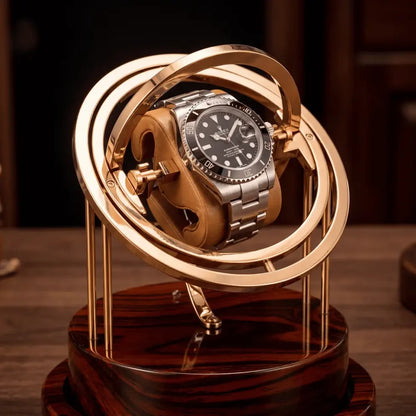 Remontoir Astronome Prestige doré avec structure rotative en métal et socle en bois sombre pour une montre automatique.
