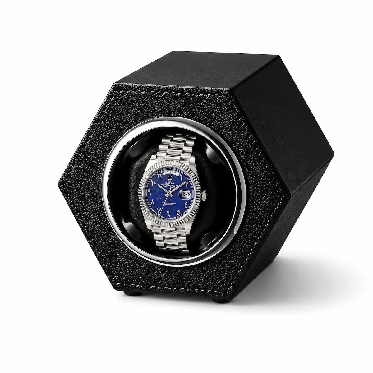 Remontoir de montre hexagonal noir en cuir végan avec une montre automatique à cadran bleu sur fond blanc.