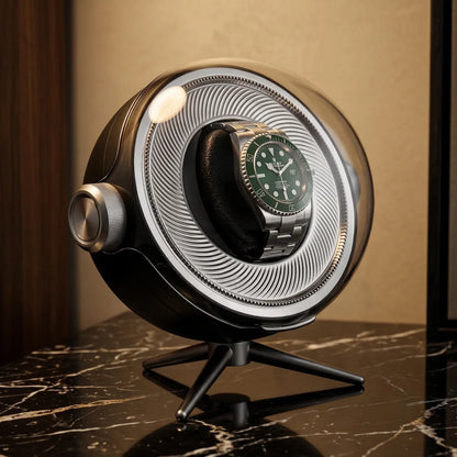 Remontoir montre Tripode Solo noir design avec dôme transparent, supportant une montre automatique sur un trépied élégant.