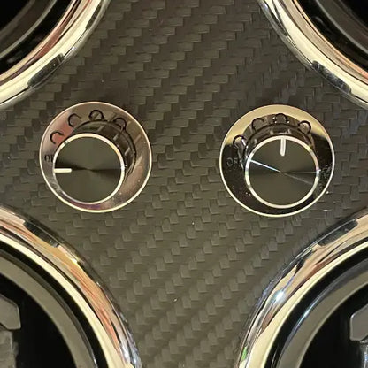 Boutons de contrôle rotatifs sur remontoir de montre Gioco Carbone noir en fibre de carbone avec finitions chromées.