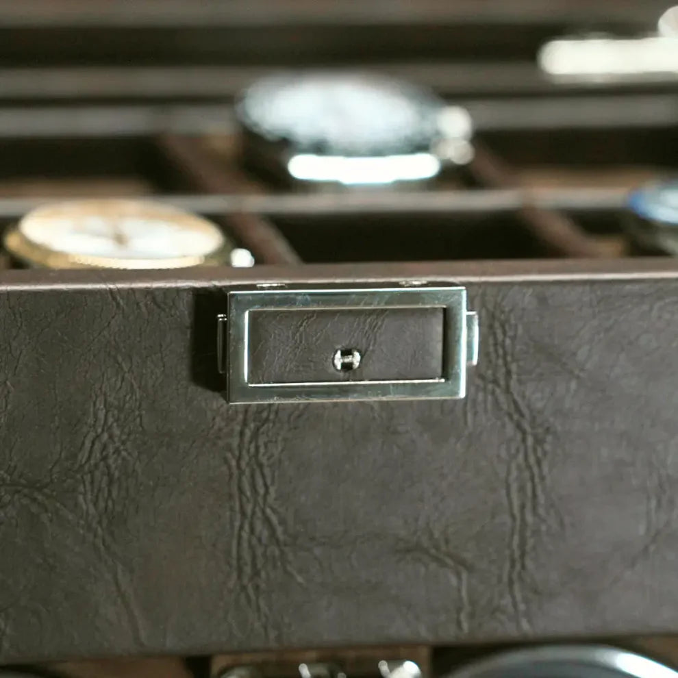 Remontoir de montre marron en cuir végétal avec fermoir métallique, conçu pour le rangement élégant de deux montres automatiques.