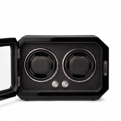 Remontoir pour 2 montres en fibre de carbone noire avec porte vitrée, éclairage LED et boutons de contrôle rotatifs.