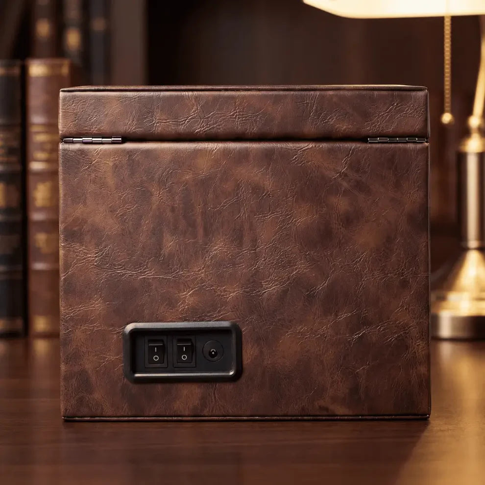 Remontoir pour deux montres en cuir végétal marron avec interrupteurs de contrôle et port d'alimentation arrière.
