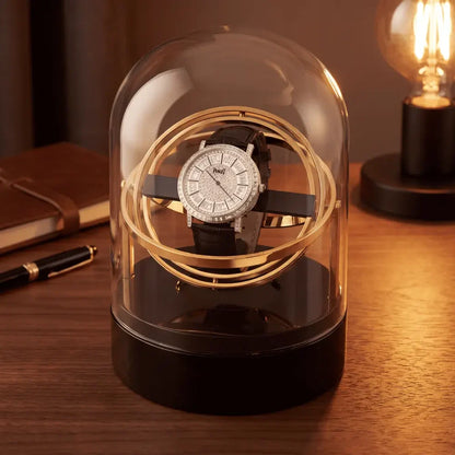 Remontoir montre automatique Astronome doré avec dôme en verre, structure en acier et support rotatif pour une montre.