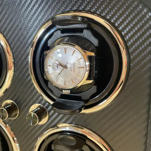 Remontoir automatique Gioco Carbone noir en fibre de carbone avec montre Seiko installée dans un emplacement rotatif.