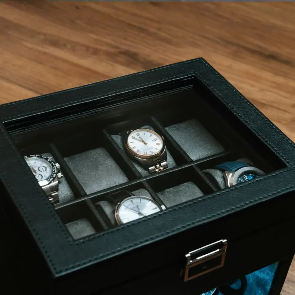 Remontoir de montre noir en cuir végétal avec couvercle vitré, intérieur gris et éclairage LED turquoise pour deux montres.